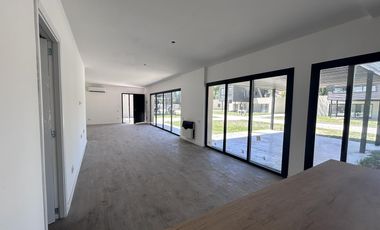Venta casa condominio Funes urbana 2 dormitorios piscina jardín seguridad a estrenar