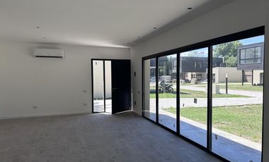 Venta casa condominio Funes urbana 2 dormitorios piscina jardín seguridad a estrenar