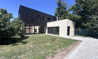 Venta casa condominio Funes urbana 2 dormitorios piscina jardín seguridad a estrenar