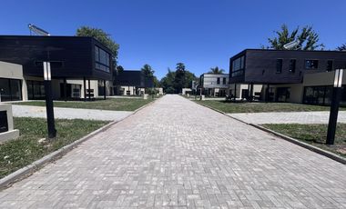 Venta casa condominio Funes urbana 2 dormitorios piscina jardín seguridad a estrenar