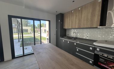 Venta casa condominio Funes urbana 2 dormitorios piscina jardín seguridad a estrenar
