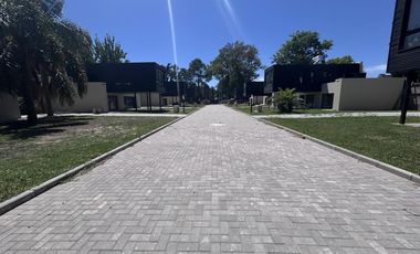 Venta casa condominio Funes urbana 2 dormitorios piscina jardín seguridad a estrenar