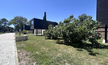 Venta casa condominio Funes urbana 2 dormitorios piscina jardín seguridad a estrenar