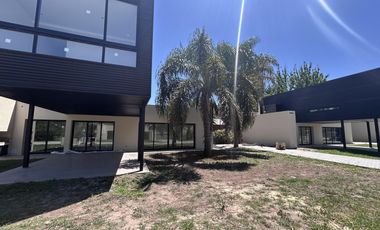 Venta casa condominio Funes urbana 2 dormitorios piscina jardín seguridad a estrenar