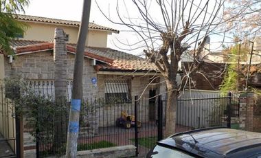 Casa en venta - 4 Dormitorios 2 Baños - Cochera - 210Mts2 - Ituzaingó