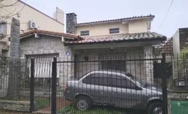 Casa en venta - 4 Dormitorios 2 Baños - Cochera - 210Mts2 - Ituzaingó