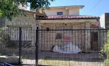Casa en venta - 4 Dormitorios 2 Baños - Cochera - 210Mts2 - Ituzaingó