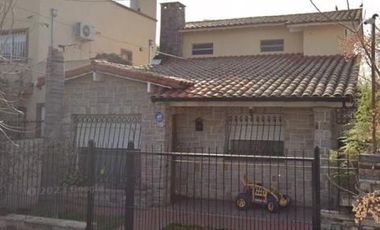 Casa en venta - 4 Dormitorios 2 Baños - Cochera - 210Mts2 - Ituzaingó