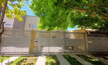 Duplex en venta - CENTENARIO casco viejo.