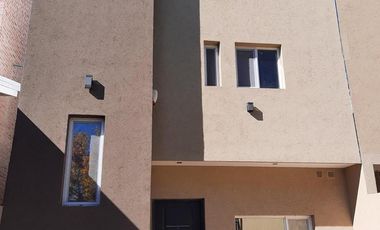 Duplex en venta - CENTENARIO casco viejo.