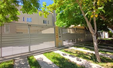Duplex en venta - CENTENARIO casco viejo.