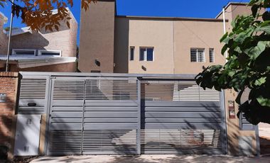 Duplex en venta - CENTENARIO casco viejo.