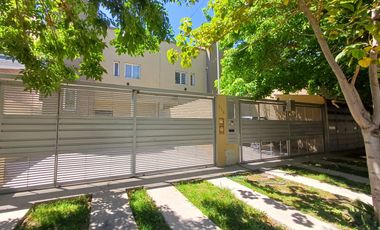 Duplex en venta - CENTENARIO casco viejo.