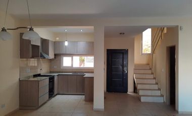 Duplex en venta - CENTENARIO casco viejo.