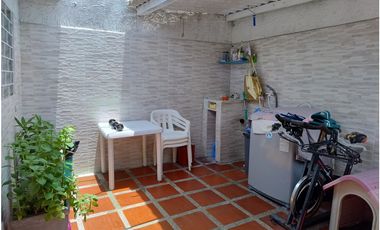 Casa comercial sobre vía principal en el Hipodromo Soledad