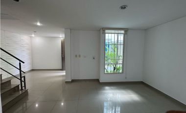 Amplia casa en conjunto cerrado