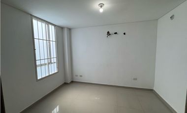 Amplia casa en conjunto cerrado