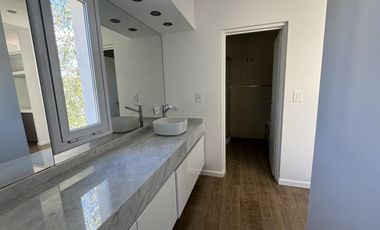 Oportunidad, casa en la Pelegrina