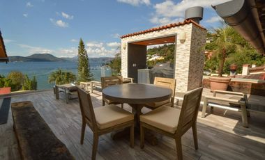 CASA CON ACCESO AL LAGO