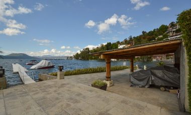 CASA CON ACCESO AL LAGO