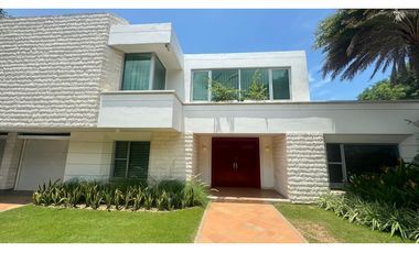 VENTA DE CASA EN BUEN SECTOR DE LA CIUDAD