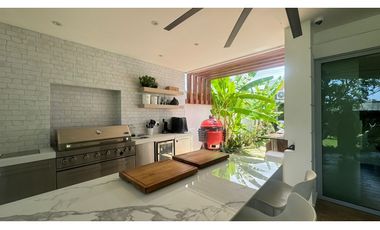 VENTA DE CASA EN BUEN SECTOR DE LA CIUDAD