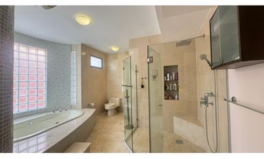VENTA DE CASA EN BUEN SECTOR DE LA CIUDAD