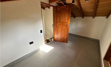 SE VENDE FINCA INDEPENDIENTE EN LA CEJA SECTOR EL YARUMO REMODELADA