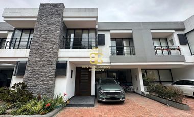 Se vende espectacular casa en cota