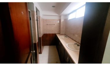 Edificio de cuatro pisos para la venta en el centro de Pereira!!!