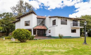 Magnifica casa 300 mts construida lote 2790 mts4 hab en Chía