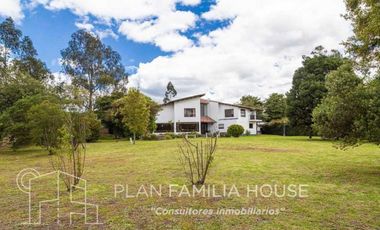 Magnifica casa 300 mts construida lote 2790 mts4 hab en Chía