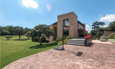 IMPONENTE CASA EN CHIA SINDAMANOY, MODERNA CON DISEÑO ÚNICO