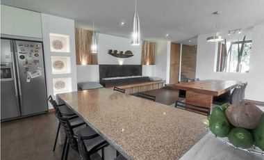 IMPONENTE CASA EN CHIA SINDAMANOY, MODERNA CON DISEÑO ÚNICO