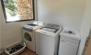 IMPONENTE CASA EN CHIA SINDAMANOY, MODERNA CON DISEÑO ÚNICO