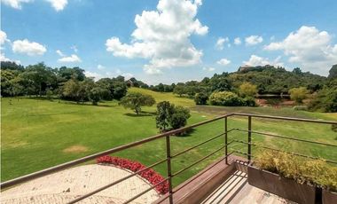 IMPONENTE CASA EN CHIA SINDAMANOY, MODERNA CON DISEÑO ÚNICO