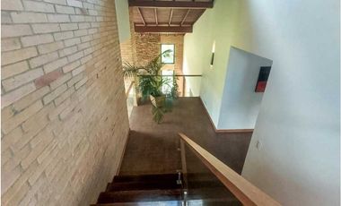 IMPONENTE CASA EN CHIA SINDAMANOY, MODERNA CON DISEÑO ÚNICO