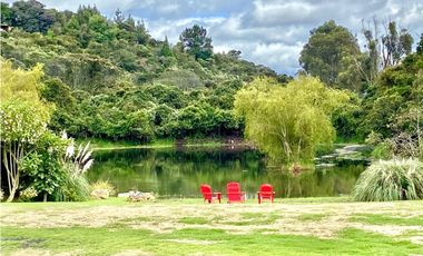 IMPONENTE CASA EN CHIA SINDAMANOY, MODERNA CON DISEÑO ÚNICO