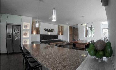 IMPONENTE CASA EN CHIA SINDAMANOY, MODERNA CON DISEÑO ÚNICO