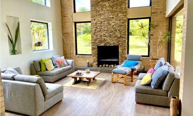 IMPONENTE CASA EN CHIA SINDAMANOY, MODERNA CON DISEÑO ÚNICO