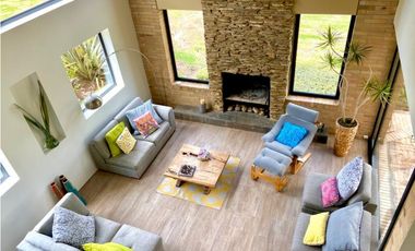 IMPONENTE CASA EN CHIA SINDAMANOY, MODERNA CON DISEÑO ÚNICO