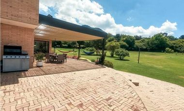 IMPONENTE CASA EN CHIA SINDAMANOY, MODERNA CON DISEÑO ÚNICO