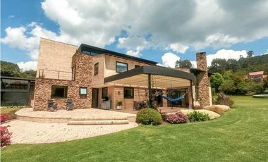 IMPONENTE CASA EN CHIA SINDAMANOY, MODERNA CON DISEÑO ÚNICO