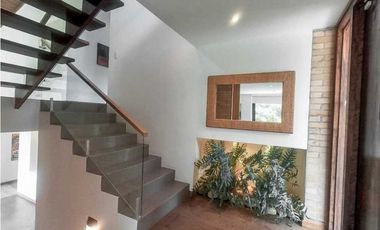 IMPONENTE CASA EN CHIA SINDAMANOY, MODERNA CON DISEÑO ÚNICO