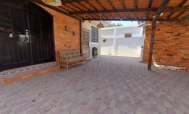 Venta de villa esquinera de cuatro dormitorios sector La Milina