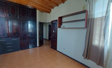 Venta de villa esquinera de cuatro dormitorios sector La Milina