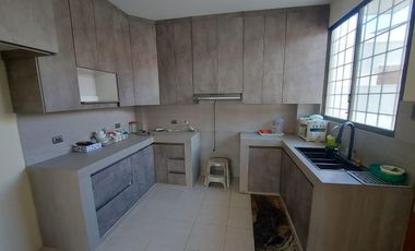 Venta de villa esquinera de cuatro dormitorios sector La Milina