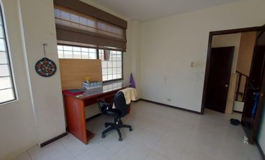 Venta de villa esquinera de cuatro dormitorios sector La Milina