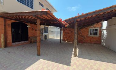 Venta de villa esquinera de cuatro dormitorios sector La Milina