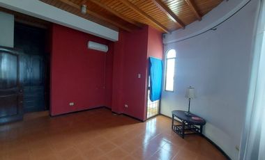 Venta de villa esquinera de cuatro dormitorios sector La Milina